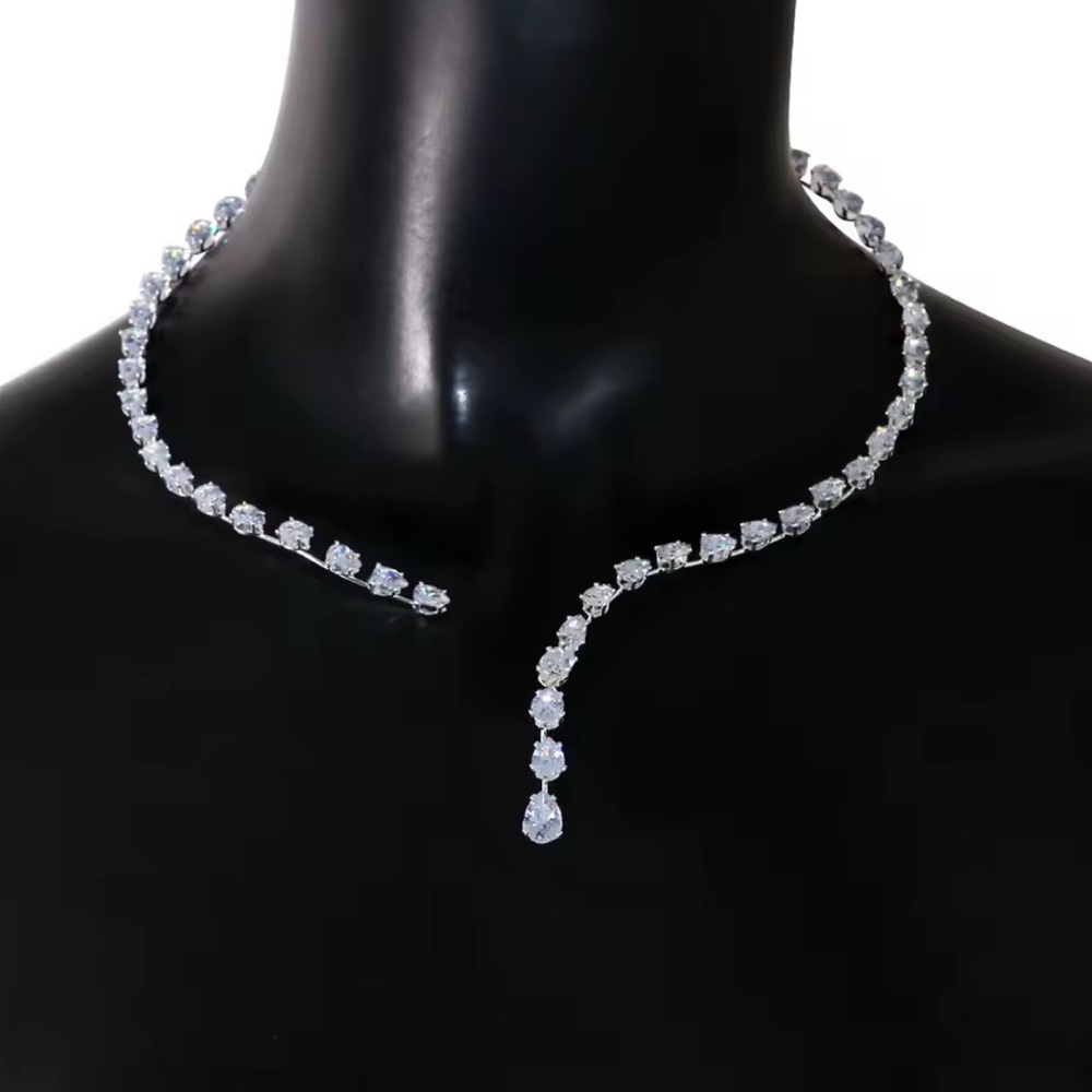 Elegant Silver Necklace with Crystal Accents